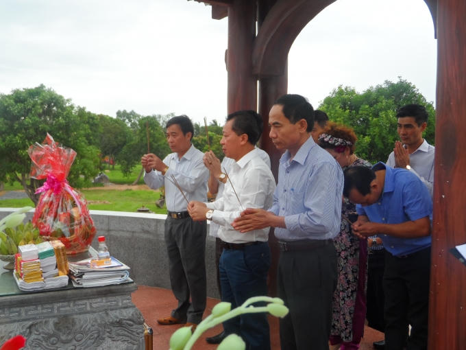 TS. Đào Văn Hội - Tổng Biên Tập báo Pháp luật Việt Nam cùng phóng viên Báo Pháp luật Việt Nam và các lãnh đạo Sở Tư pháp tỉnh Quảng Trị dâng hương tại Thành cổ.