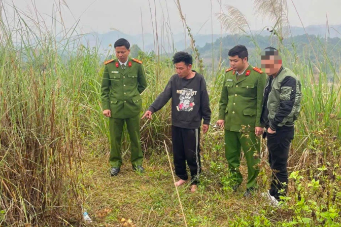 Đối tượng Vi Văn Tỉnh tại hiện trường vụ việc (Ảnh: Công an thị trấn Bát Xát).