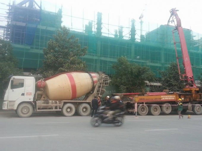 Xe bồn chở bê tông cùng với xe cẩu truyền bê tông bị lực lượng chức năng TTGT Cầu Giấy tiến hành xử lý.