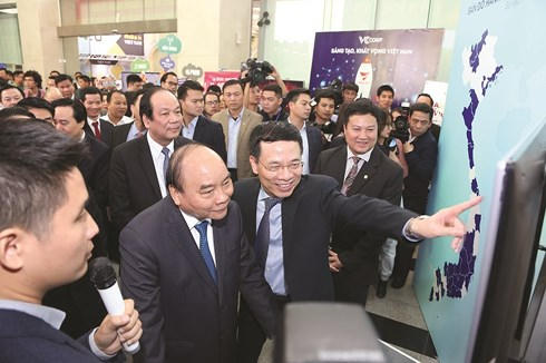 Thủ tướng Nguyễn Xuân Phúc, Bộ trưởng Bộ TT&TT Nguyễn Mạnh Hùng cùng các đại biểu thăm quan, trải nghiệm những công nghệ hàng đầu của Việt Nam tại triển lãm về công nghệ, công nghiệp ICT Việt Nam tổ chức ngày 15/1/2019 tại Hà Nội. 