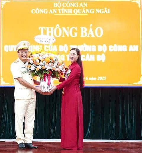 Đại tá Hồ Song Ân - tân Giám đốc Công an tỉnh Quảng Ngãi nhận hoa chúc mừng.