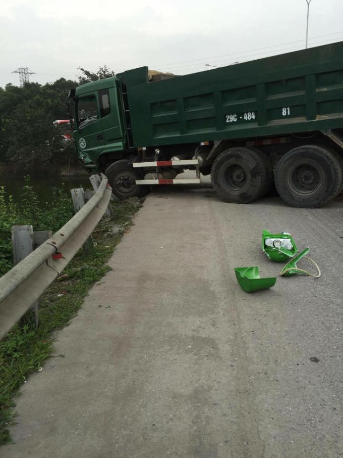 Chiếc xe tải chắn ngang đường, rất may là không lao xuống ao nước