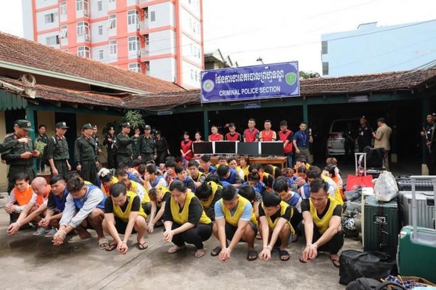 Các đối tượng liên quan trong đường dây lừa đảo bị bắt giữ. Ảnh: Công an Lai Châu.