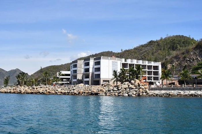 Hàng trăm mét mặt biển vịnh Nha Trang trước mặt dự án đã bị đá lấp đầy. Ảnh Minh Ngọc