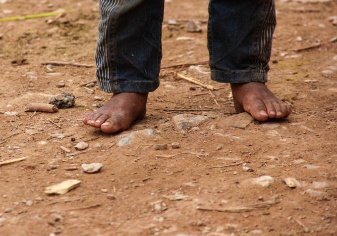 Đôi chân trần trong giá rét. (Ảnh: Hải Long).