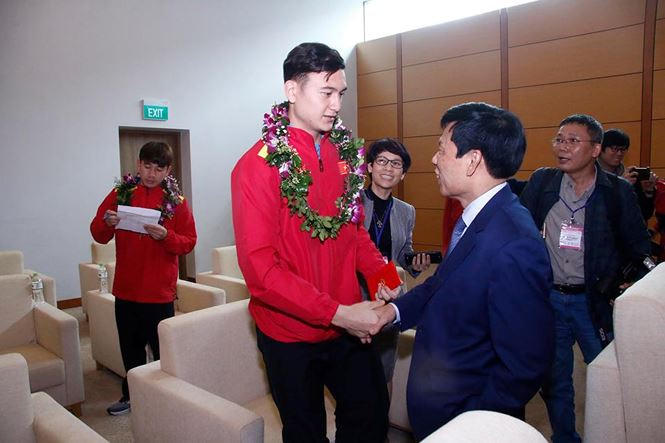 Hình ảnh Văn Lâm nhận lì xì từ bộ trưởng.