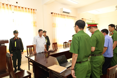 Cơ quan Cảnh sát điều tra Công an thành phố tống đạt các quyết định tố tụng đối với Phan Ngọc Toại. (Ảnh: CACT)