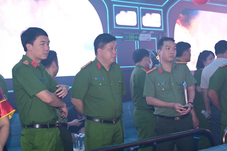 Công an Hải Phòng đã huy động hàng nghìn cán bộ kiểm tra đồng loạt triển khai đợt tổng kiểm tra cơ sở kinh doanh, lưu trú và khu nhà ở công nhân trên địa bàn.