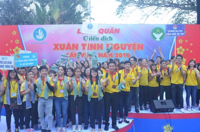 Trong niềm vui ngày Xuân, giới trẻ thành phố đã có những món quà xuân ấm áp và ý nghĩa gửi đến những người khó khăn, bất hạnh hơn mình.