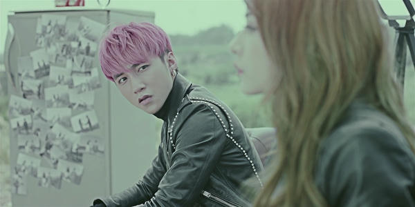 Sơn Tùng lãng mạn bên Chi Pu.