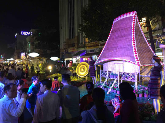 Dòng người đổ vào đường hoa mỗi lúc một đông