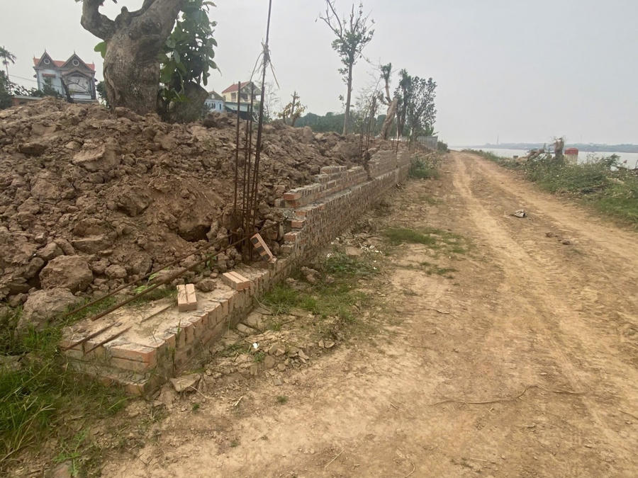 Khu đất gia đình ông Nguyễn Văn Điện đầu tư xây dựng khu vui chơi công cộng có bức tường được cho là bị đạp đổ?