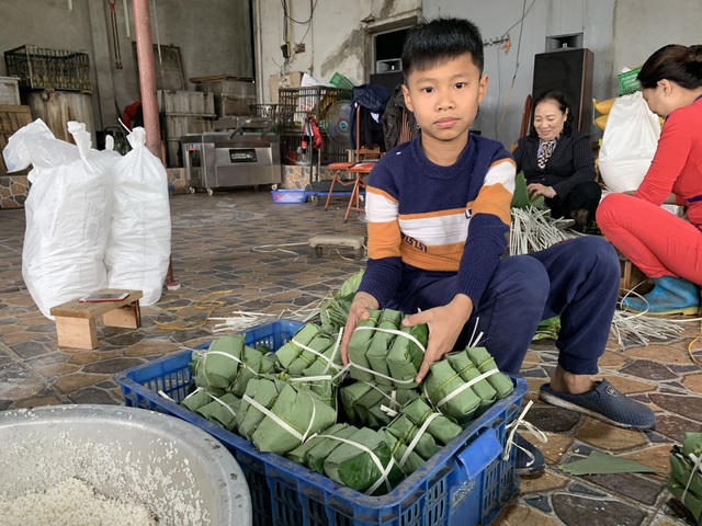 Trẻ em làng Tranh Khúc hăng hái phụ giúp gia đình và cảm thấy vui với công việc làm bánh chưng. Đây sẽ là thế hệ trẻ kế thừa, duy trì và phát huy để nghề truyền thống này không bị mai một.