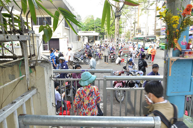 Các lối ra vào chỉ còn 3 thanh chắn tạo sự thuận lợi cho người dân đi lại.