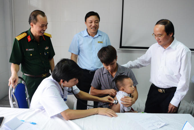 Ông Hà Kế San - Phó Chủ tịch UBND tỉnh Phú Thọ thăm hỏi động viên các bậc phụ huynh có con nhỏ đến thăm khám sáng 18/8.