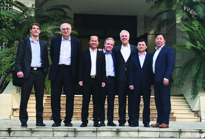 Bác sỹ Hoàng Hồng cùng với các lãnh đạo cao cấp của hệ thống các bệnh viện Harvard tại Ủy Ban Nhân Dân thành phố Hà Nội.