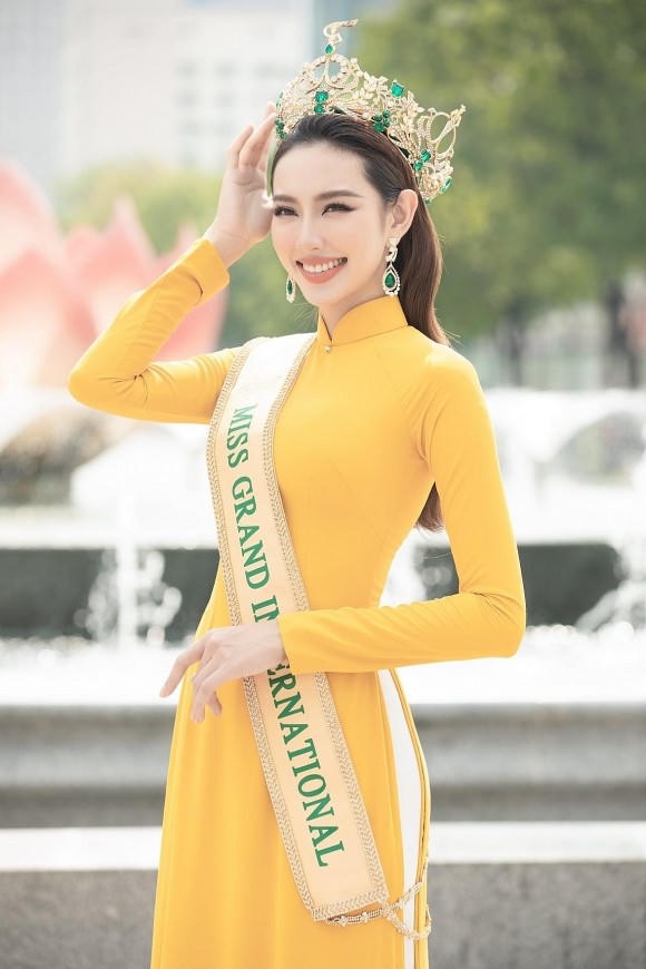 Nguyễn Thúc Thùy Tiên (SN 1998) đăng quang ngôi vị cao nhất cuộc thi Hoa hậu Hòa bình Quốc tế năm 2021. Là người Việt Nam đầu tiên giành được ngôi vị này. Năm 2022, cô được Thủ tướng Việt Nam Phạm Minh Chính tặng bằng khen Gương mặt trẻ tiêu biểu 2021. Tại Đại hội Thanh niên tiên tiến làm theo lời Bác toàn quốc lần thứ VII năm 2023, Thùy Tiên cùng hơn 400 đại biểu tham gia lễ báo công, viếng lăng Chủ tịch Hồ Chí Minh, được trao huy hiệu và nhận bằng khen. ảnh 14