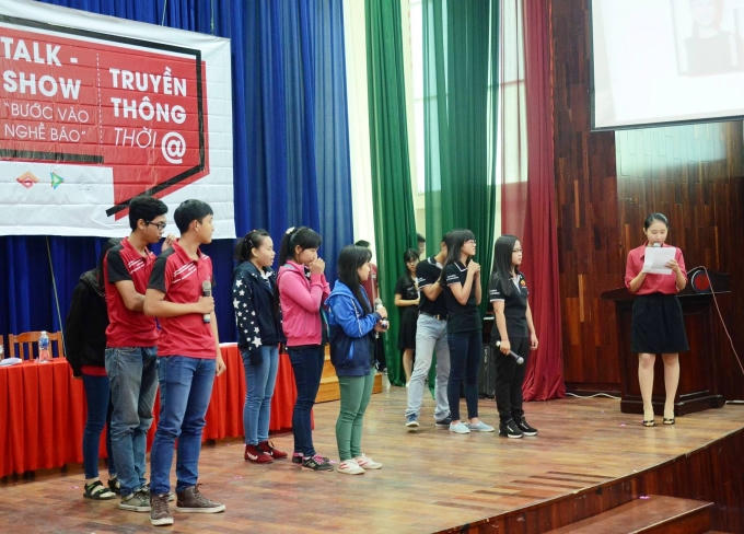 Một trò chơi để các bạn sinh viên phân loại được báo điện tử và trang tin điện tử. (Ảnh Phóng viên trẻ)