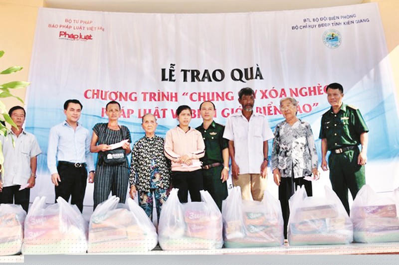 Báo PLVN trao quà thiện nguyện tại Kiên Giang