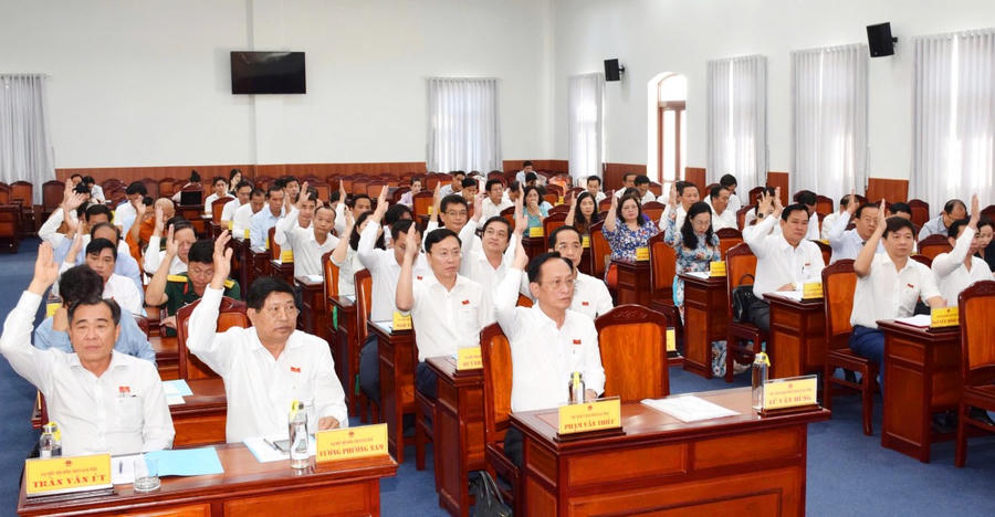 Các đại biểu biểu quyết thông qua các Nghị quyết trình tại Kỳ họp thứ 22 (Kỳ họp chuyên đề) HĐND tỉnh Bạc Liêu khóa X (nhiệm kỳ 2021 - 2026).