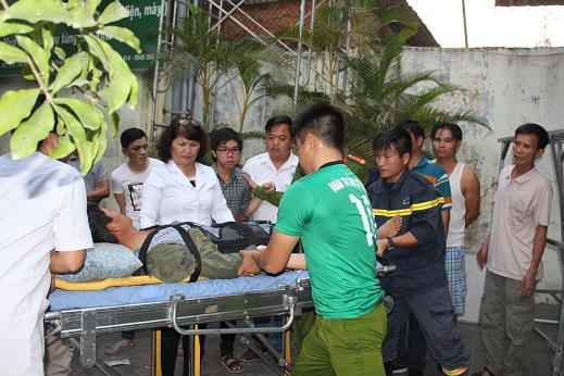 Nạn nhân được đưa khỏi nơi xảy ra vụ việc. Ảnh: PCCC ĐN.