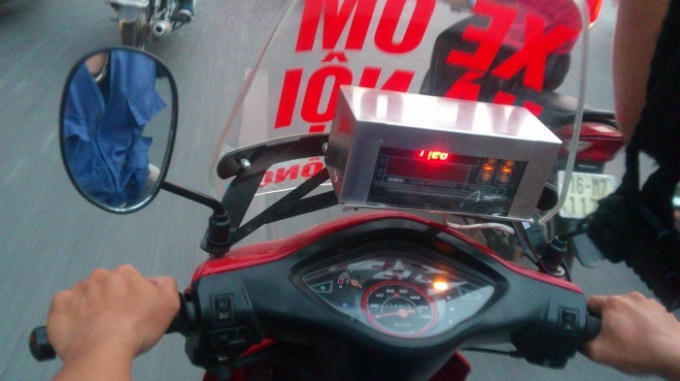 Xe ôm tự do lắp đặt đồng hồ mua ở phố Đặng Tiến Đông