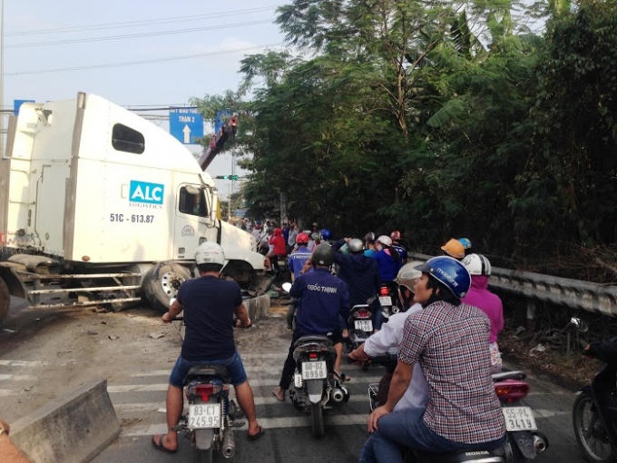 Vụ TNGT đã khiến dòng người tham gia giao thông một phen hốt hoảng.