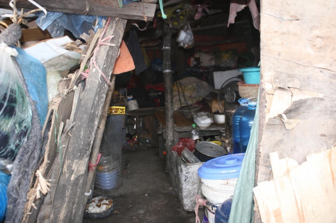 Phía bên trong lều, ngay cả phần dành cho người ở cũng chất bừa bộn không biết bao nhiêu đồ đạc