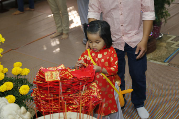 Bé tự hái lộc cho mình.