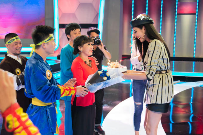 Á hậu Hoàng Thùy bất ngờ nhận được món quà sinh nhật sớm