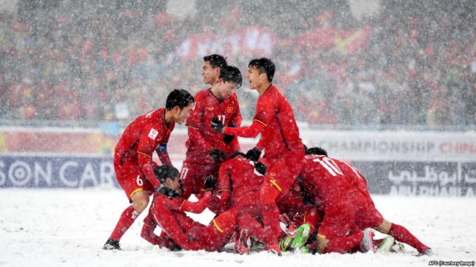 Đội tuyển Việt Nam vỡ òa hạnh phúc trong men say chiến thắng.