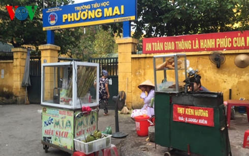 Quà vặt "chiếm lĩnh" cổng trường. Ảnh: Toàn Văn.