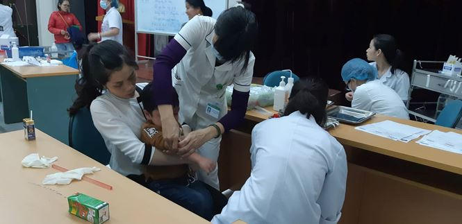 Nhiều phụ huynh cho biết quá lo lắng cho sức khoẻ của con em mình nên họ phải nghỉ việc để đưa con tới bệnh viện làm xét nghiệm.