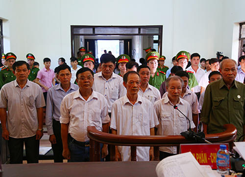 Các bị cáo tại phiên tòa sơ thẩm tháng 8/2017. (Ảnh: báo VNExpress)