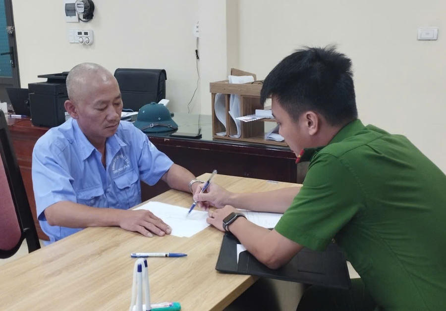 Văn phòng Cơ quan Cảnh sát điều tra ra Lệnh tạm giữ hình sự đối với lái xe buýt Khương Hữu Thuỳ - Ảnh Công an Thanh Hóa.