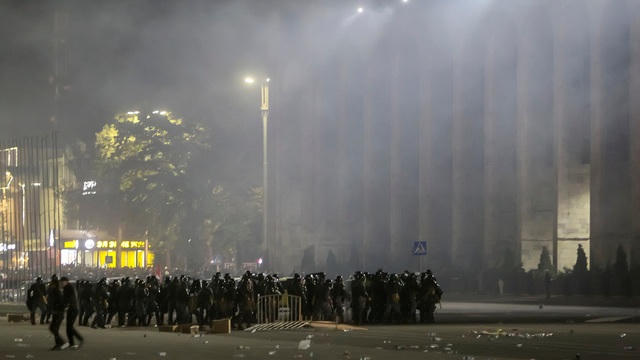 Rất đông cảnh sát được triển khai trong đêm ngày 5/10 để đối phó làn sóng biểu tình bạo lực (Ảnh: Reuters)