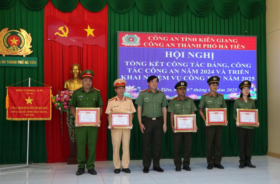 Đại tá Nguyễn Văn Hận - Giám đốc Công an tỉnh trao Giấy khen cho các tập thể, cá nhân có thành tích xuất sắc trong thực hiện công tác chuyên môn