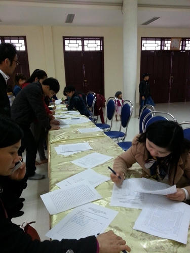 Những người đến với chùa để giải sao, giải hạn cầu mong một năm may mắn, bình yên.