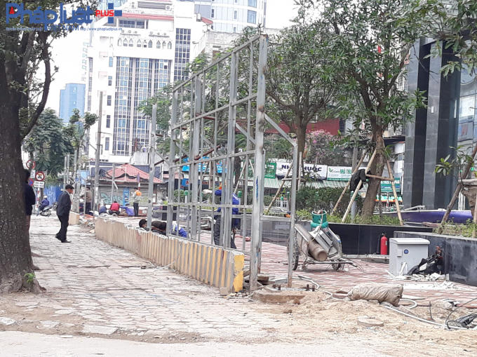 Tại cổng số 2 của dự án, rất nhiều công nhân vẫn đang tiếp tục thi công các hạng mục bên ngoài