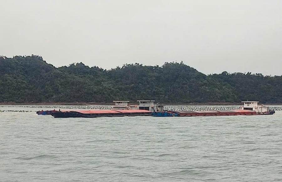 Nhiều phương tiện qua khu vực Cửa Tiếu gặp khó khăn do phải tránh các lồng bè nuôi trồng thủy sản của người dân.