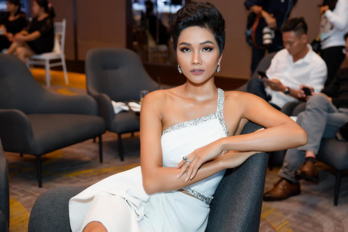 Diện c&ugrave;ng t&ocirc;ng trắng, Hoa hậu H'hen Ni&ecirc; v&agrave; &Aacute; hậu Ho&agrave;ng Th&ugrave;y đẹp