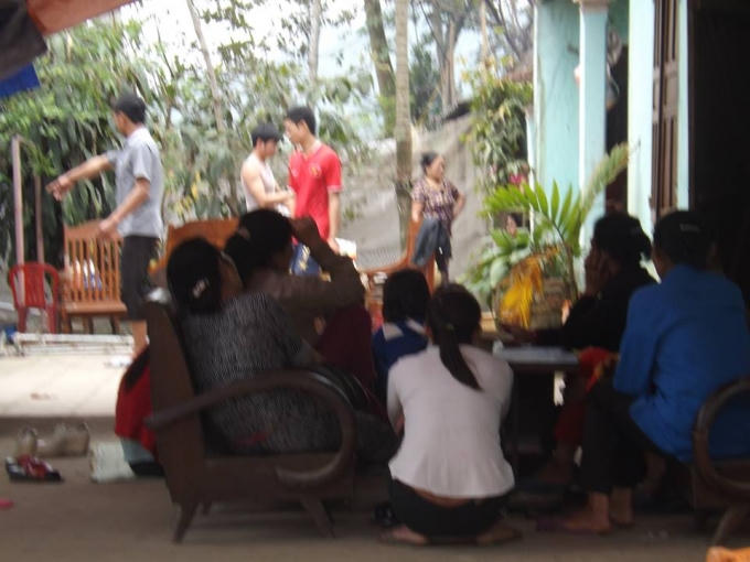 Rất đông hàng xóm đến nhà chị Hiền trong và sau khi sự việc xảy ra,