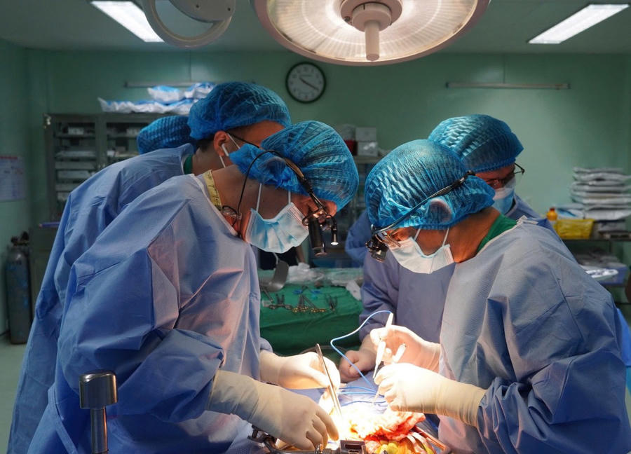 Các bác sĩ tiến hành ghép thận cho bệnh nhân