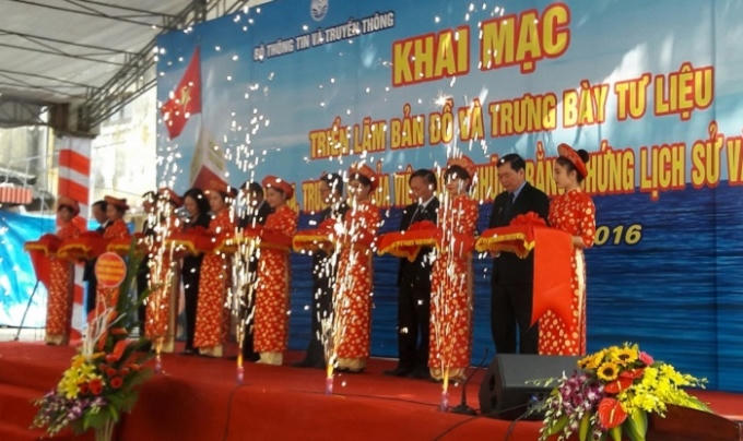 Thứ trưởng Trương Minh Tuấn cùng các đại biểu cắt băng khai mạc Triển lãm.