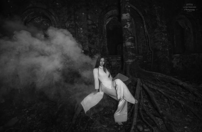 Người đẹp gây sốt với loạt ảnh cô đơn trong rừng