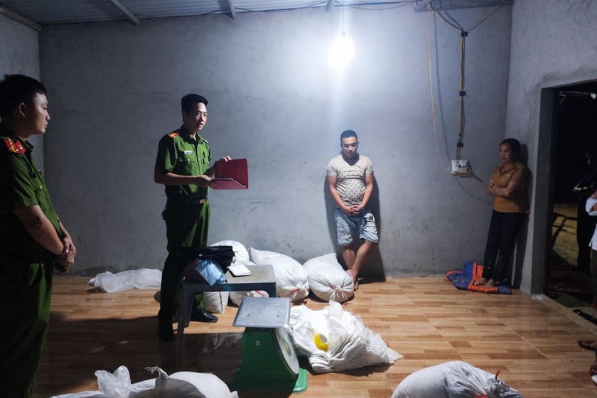 Các đối tượng đang bị cơ quan chức năng bắt quả tang về hành vi hút trộm cám từ xe bồn ra bán.Nguồn ảnh Công an tỉnh BGCC