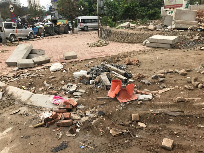 Tại khu vực ngã tư Cầu Giấy - Láng, gạch đá rơi vãi xuống cả lòng đường.