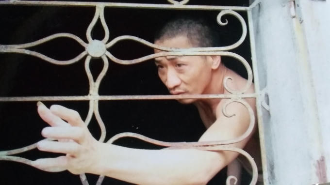 Bị tâm thần, anh Luyến không kiểm soát được hành vi, những lúc lên cơn anh lại đập phá đồ đạc thậm chí cầm dao đâm người khác.