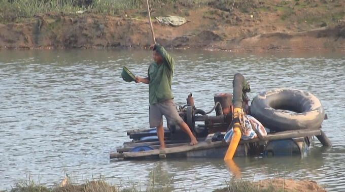 Con thuyền đang ngang nhiên hút cát trên sông Rác.