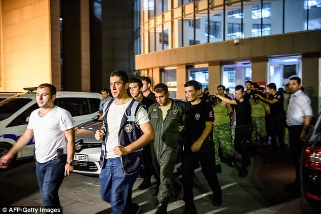 Hơn 6000 đối tượng bị bắt vì liên quan tới cuộc đảo chính đêm 15/7. (Ảnh: AFP)